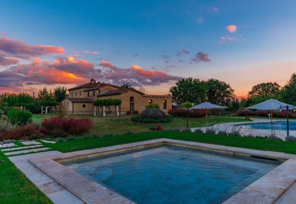 La proprietà nel bagliore del tramonto – Villa Le Chiarne 