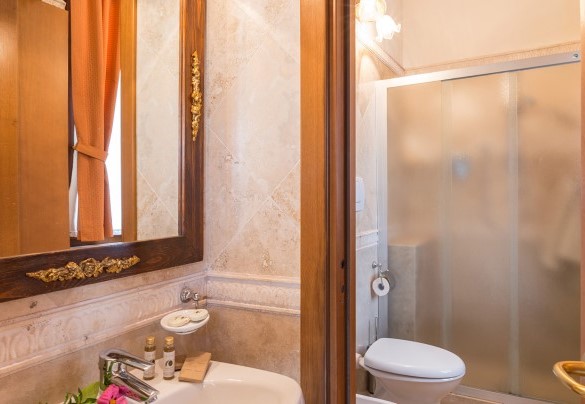 Bagno con doccia n.4 al piano terra – Villa Le Chiarne 