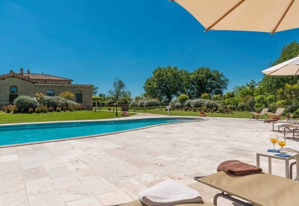 Il solarium attrezzato per garantire pieno relax e privacy – Villa Le Chiarne 