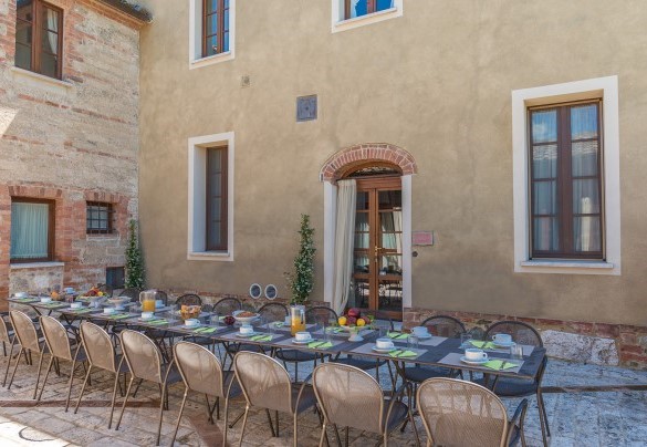 La corte lastricata attrezzata per mangiare all’aperto – Villa Le Chiarne 