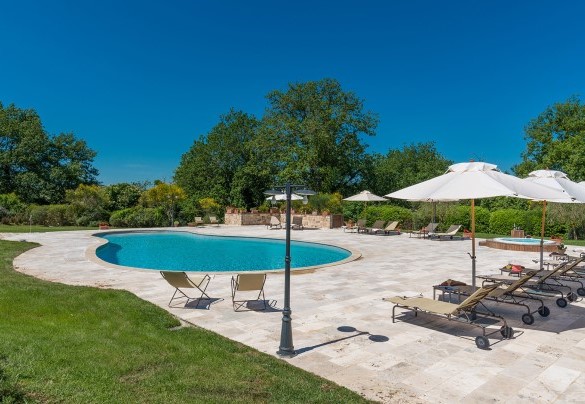 La bella piscina immersa nel verde del parco, con solarium attrezzato – Villa Le Chiarne 