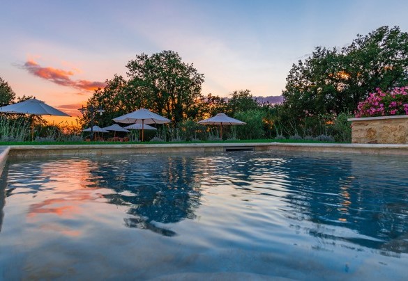 La piscina nella luce del tramonto – Villa Le Chiarne  