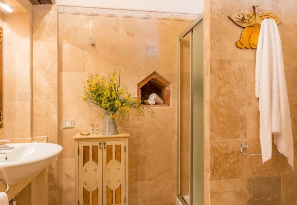 Bagno con doccia n.6, en-suite alla camera n.6 – Villa Le Chiarne 