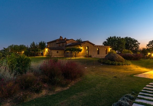 Il tramonto dietro le colline e la villa che si illumina – Villa Le Chiarne 