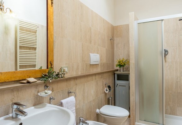 Bagno con doccia n.2 al piano terra – Villa Le Chiarne 