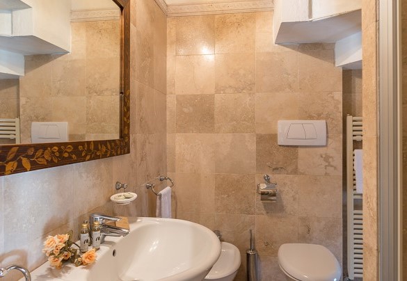 Bagno con doccia n.7 al piano terra – Villa Le Chiarne 