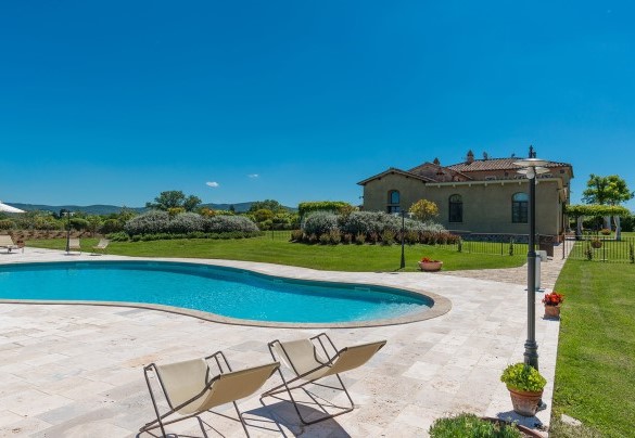 L’ampia superficie del solarium lastricata in travertino – Villa Le Chiarne 