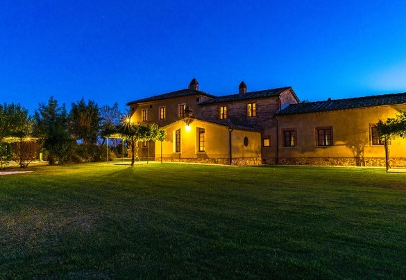 La villa all'imbrunire – Villa Le Chiarne  