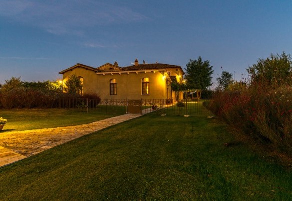 Il tramonto dietro le colline e il parco che si illumina – Villa Le Chiarne 