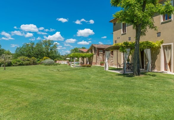 Un ettaro di giardino, coltivato per la gran parte a prato, fa da cornice al casale – Villa Le Chiarne 