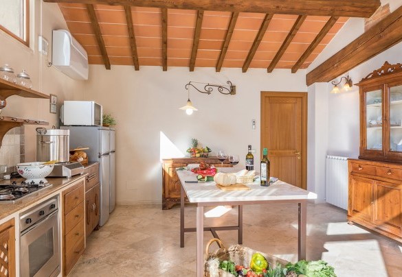 La cucina attrezzata con uscita nella corte – Villa Le Chiarne