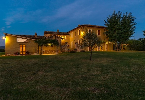 La villa avvolta da luci dai toni caldi e soffusi – Villa Le Chiarne 