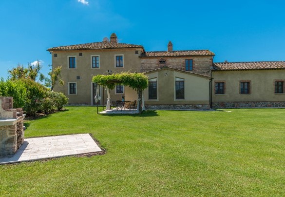 Un ettaro di giardino, coltivato per la gran parte a prato, fa da cornice al casale – Villa Le Chiarne 