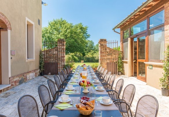 La corte lastricata attrezzata per mangiare all’aperto – Villa Le Chiarne 