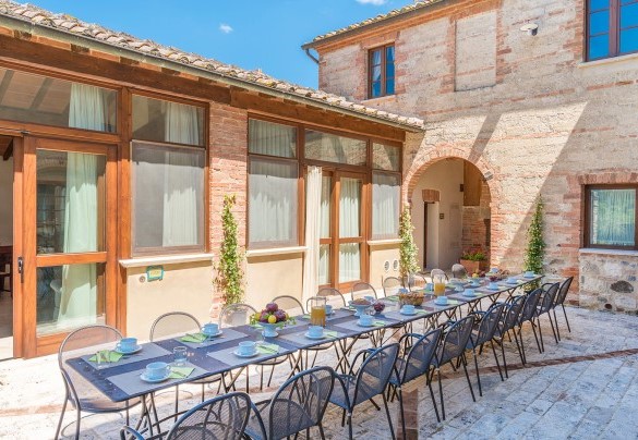 La corte lastricata attrezzata per mangiare all’aperto – Villa Le Chiarne 