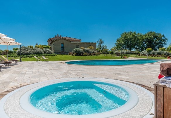 La vasca idromassaggio riscaldata dalla forma tondeggiante – Villa Le Chiarne 