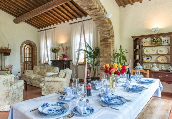 Il living con la tavola imbandita e area salotto – Villa Le Focaie 