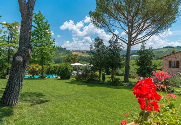 La grande zona a prato, puntellata da alte ed ombreggianti alberature – Villa Le Focaie 