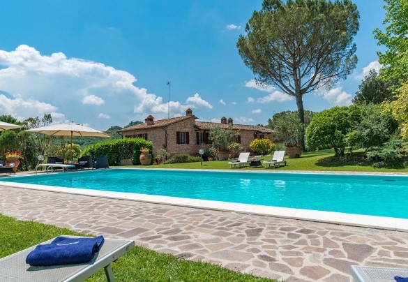 Il casale in pietra visto dalla piscina – Villa Le Focaie 
