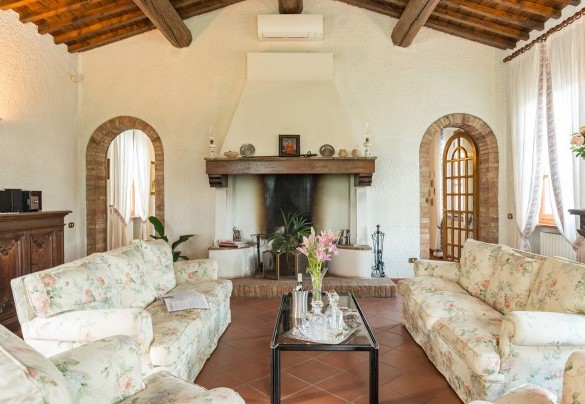 Zona salotto con caminetto e Tv satellitare – Villa Le Focaie 
