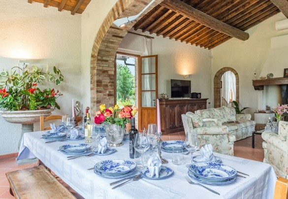 Il living con la tavola imbandita e area salotto – Villa Le Focaie 