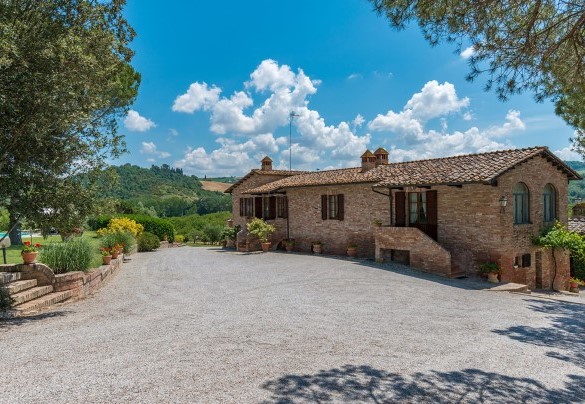 Il breccino che costeggia la casa e che si presta a comoda area parcheggio – Villa Le Focaie 