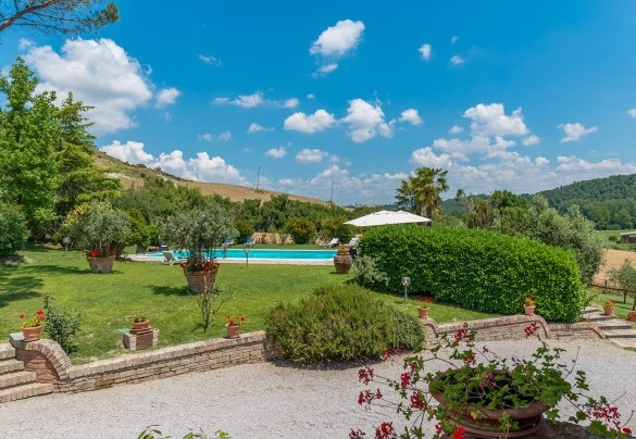 La piscina dista 15 m dalla casa e si raggiunge salendo una rampa di scale – Villa Le Focaie 