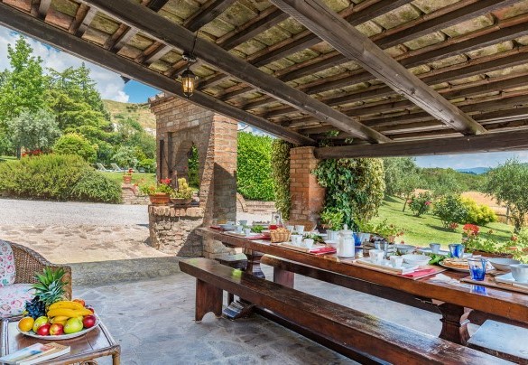 Il portico con tavolo da pranzo in posizione panoramica – Villa Le Focaie 