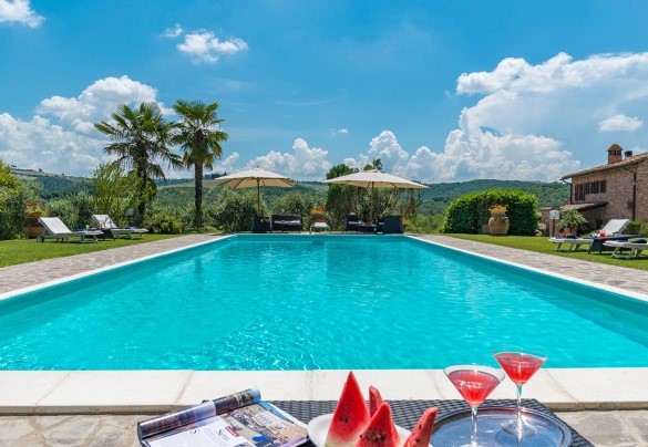 Il casale in pietra visto dalla piscina – Villa Le Focaie 