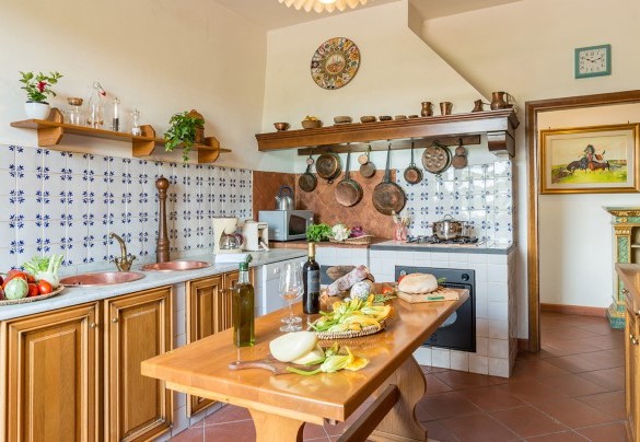 La cucina attrezzata accanto alla sala da pranzo – Villa Le Focaie 