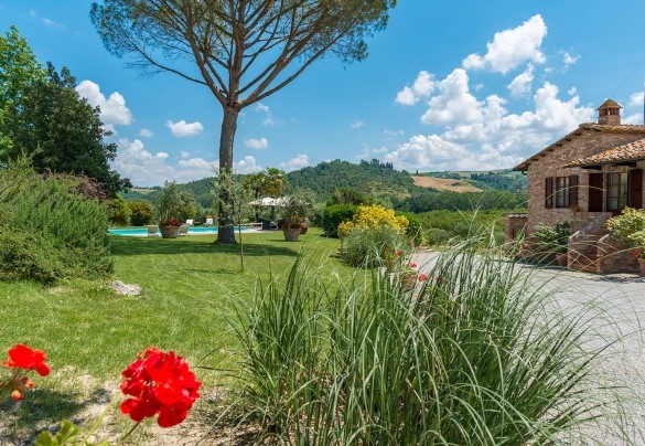 L’accudito giardino che circonda il casale – Villa Le Focaie 