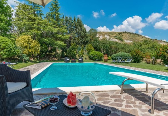 La piscina misura 6 x 14 m ed ha una profondità che accresce da 1,20 m fino a 2,80 m – Villa Le Focaie 
