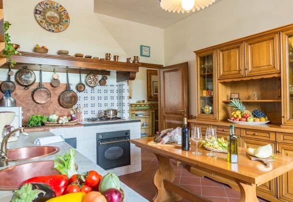 La cucina attrezzata accanto alla sala da pranzo – Villa Le Focaie 