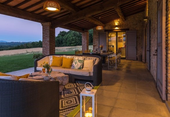 The portico illuminated at night - Villa Le Fontane