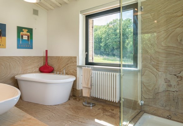 En suite bathroom with tub and shower on the first floor - Villa Le Fontane