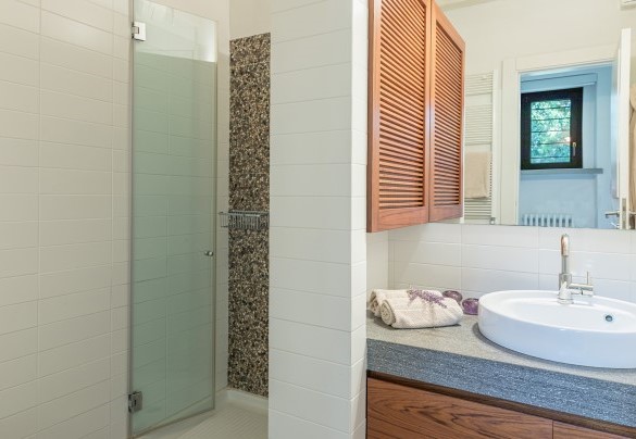 En suite bathroom with shower on the ground floor - Villa Le Fontane
