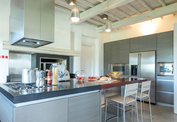 The kitchen communicates comfortably with the dining room - Villa Le Fontane
