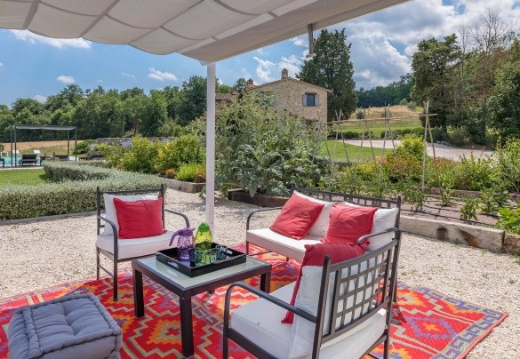 Delightful gazebo, furnished with sofa, armchairs and coffee table, ideal for an apéritif - Villa Le Fontane 