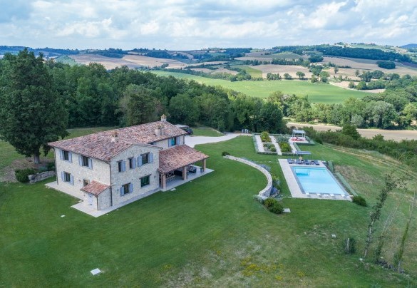The approximately 3-hectare property extends around the house - Villa Le Fontane  