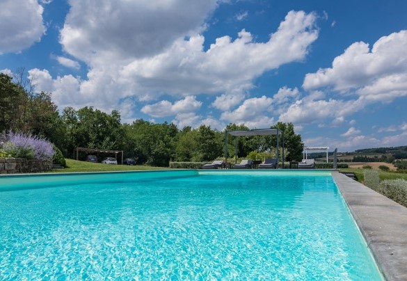 The pool measures 14 x 7 m with the depth varying from 90 cm to 2.50 m - Villa Le Fontane