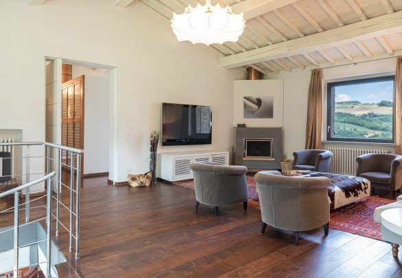 Living room furnished with sofa, armchairs, fireplace and TV - Villa Le Fontane