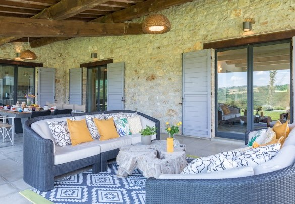  The large and welcoming portico - Villa Le Fontane
