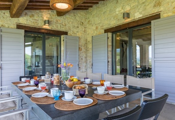 The portico shades the elegant table prepared for outdoor breakfast - Villa Le Fontane  