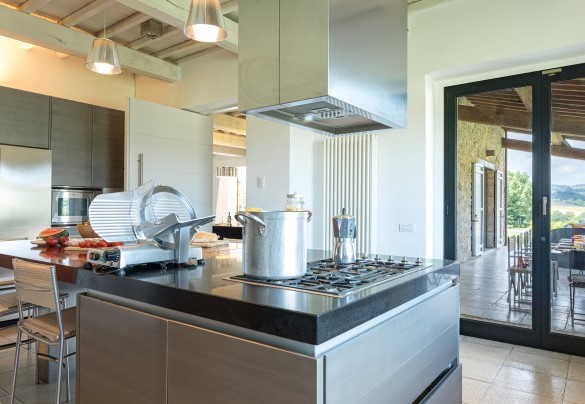 Kitchen with direct exit to the outdoor dining area - Villa Le Fontane
