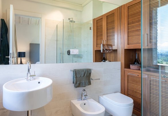 En suite bathroom with shower on the first floor - Villa Le Fontane