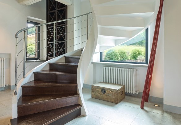 Particular spiral staircase of great scenographic impact that leads the first floor - Villa Le Fontane 