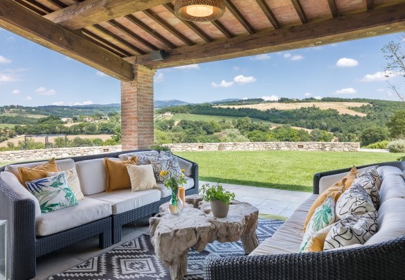 Outdoor living with comfortable soft sofas, allows you to better appreciate your moments of relaxation - Villa Le Fontane 