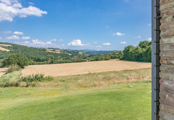  Panoramic glimpse towards the Umbrian countryside - Villa Le Fontane