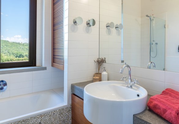 En suite bathroom with tub on the first floor - Villa Le Fontane