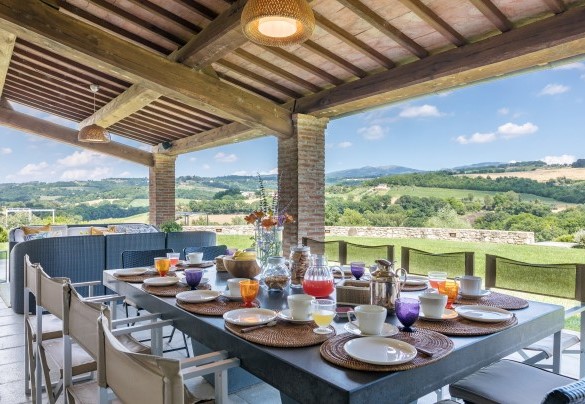 The table, protected under the portico, prepared for outdoor breakfasts - Villa Le Fontane